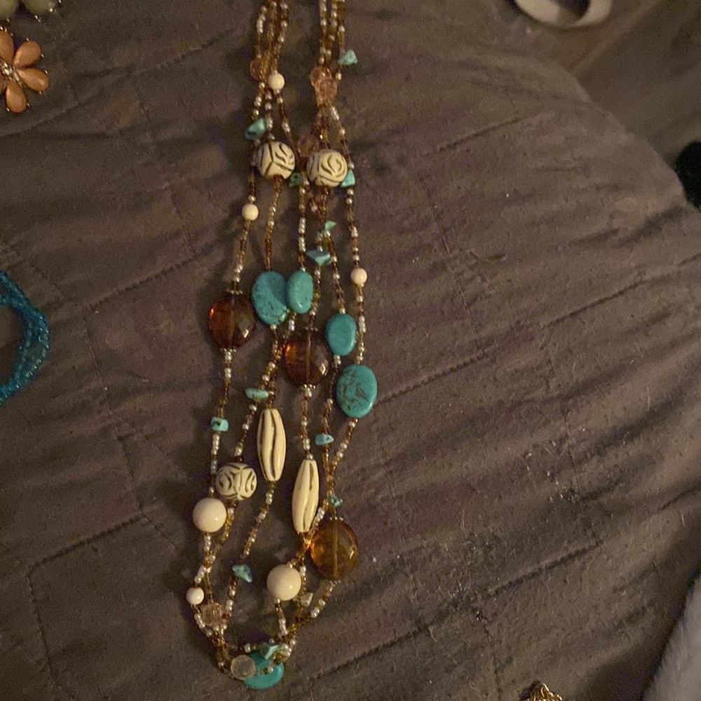 Assorted necklaces - Picture 2 of 5